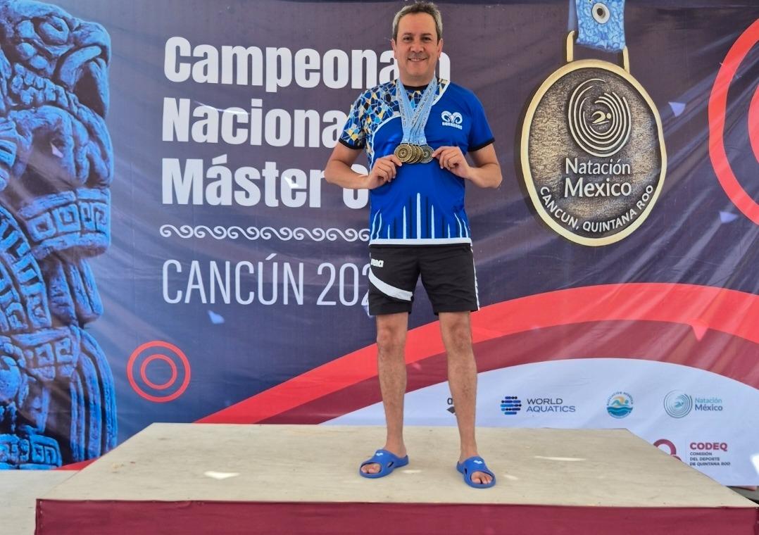 Arrasa Gustavo Ortiz en Campeonato Nacional Máster de Natación
