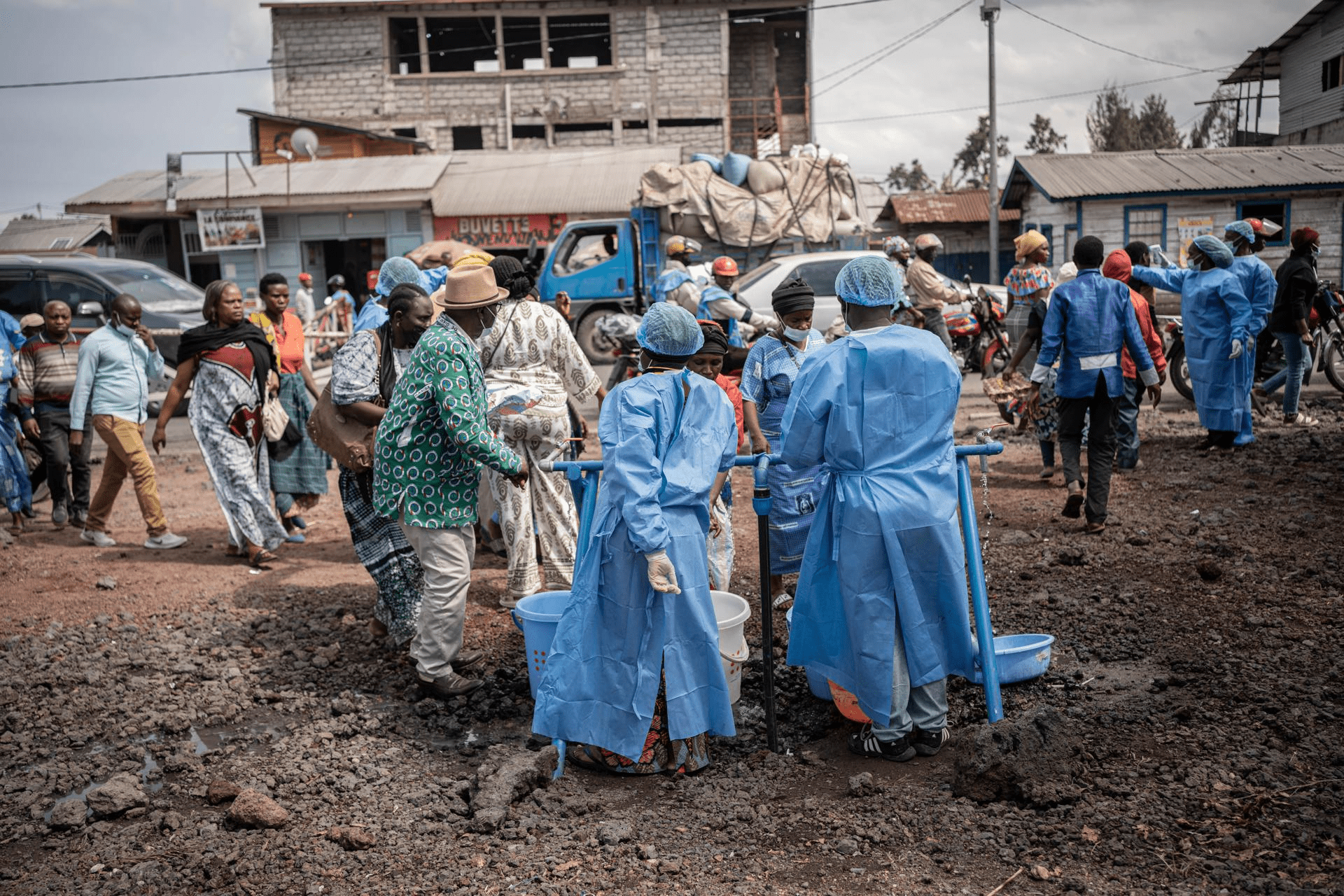 Eleva OMS a 223 las muertes sospechosas por brote de ébola en Congo