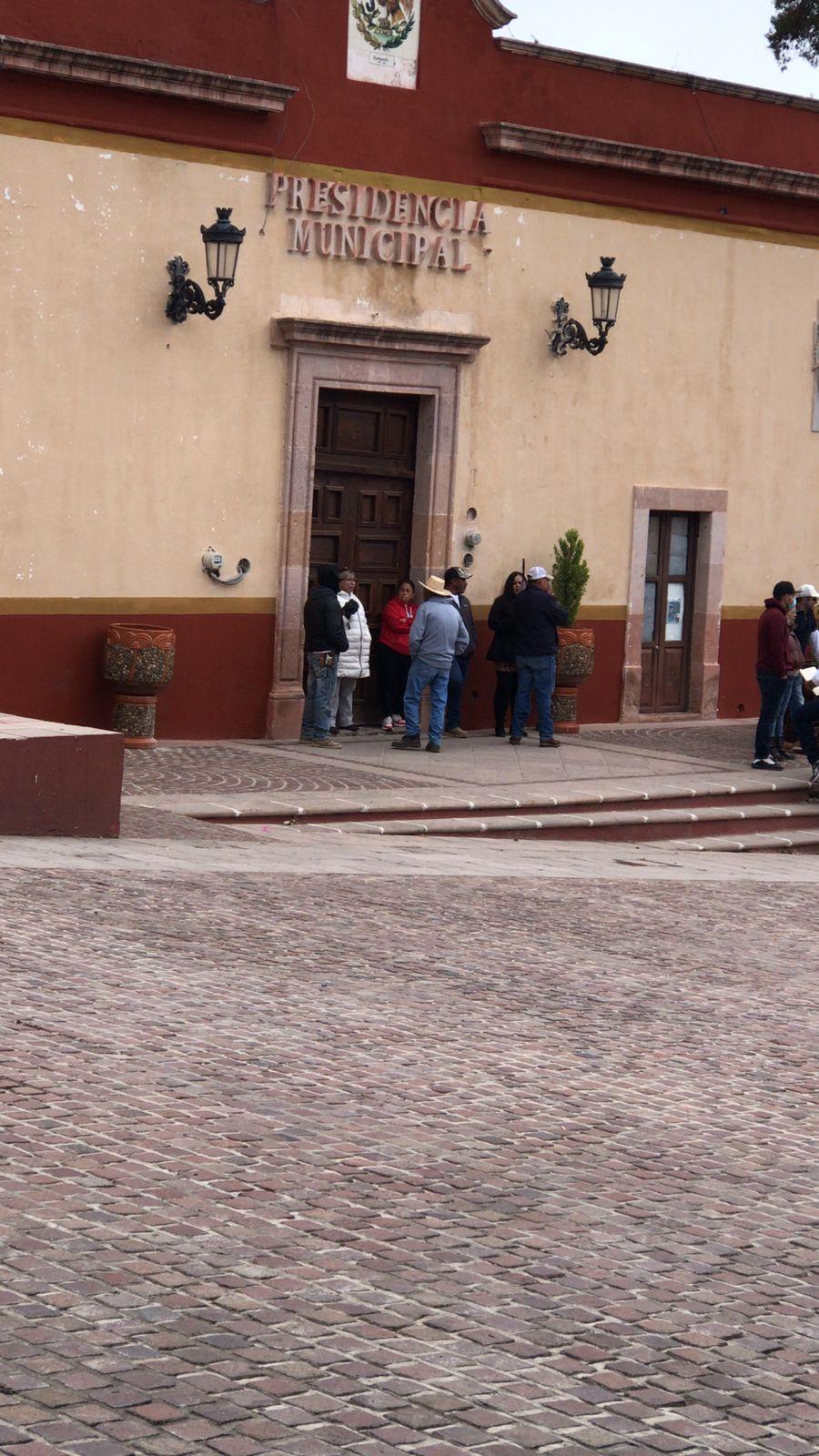 Toman ‘independientes’ alcaldía de Pinos; exigen aumento y basificación