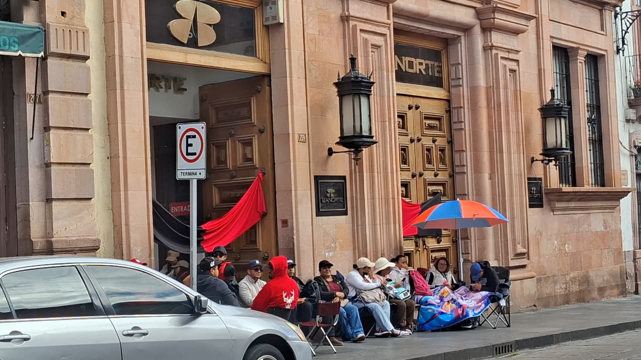 Toman maestros bancos en Zacatecas durante protesta estatal