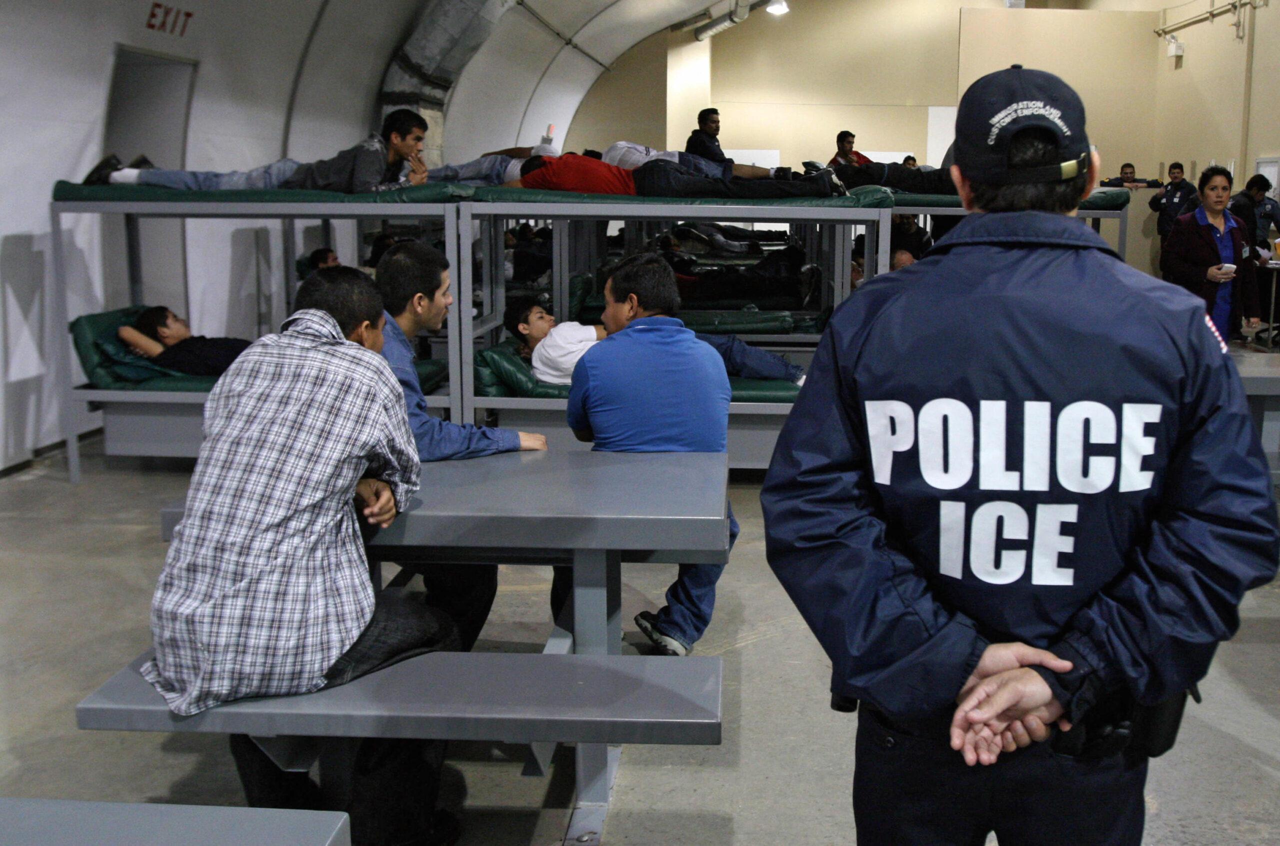 Cancela ICE siete centros migrantes tras inversión millonaria