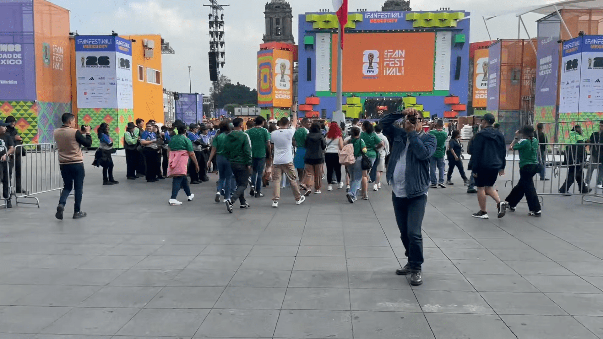 Pese a protestas, miles abarrotan el Zócalo capitalino previo al arranque del Mundial 2026