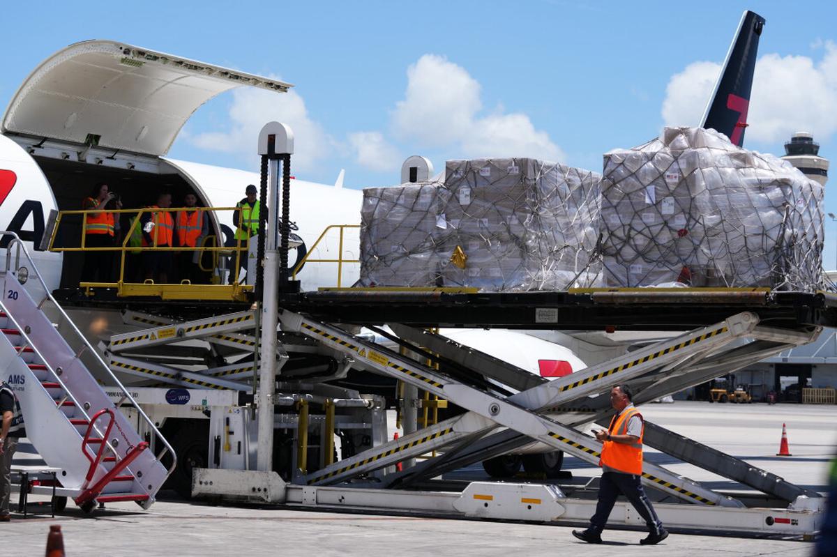Envía EU primer cargamento de ayuda humanitaria a Cuba
