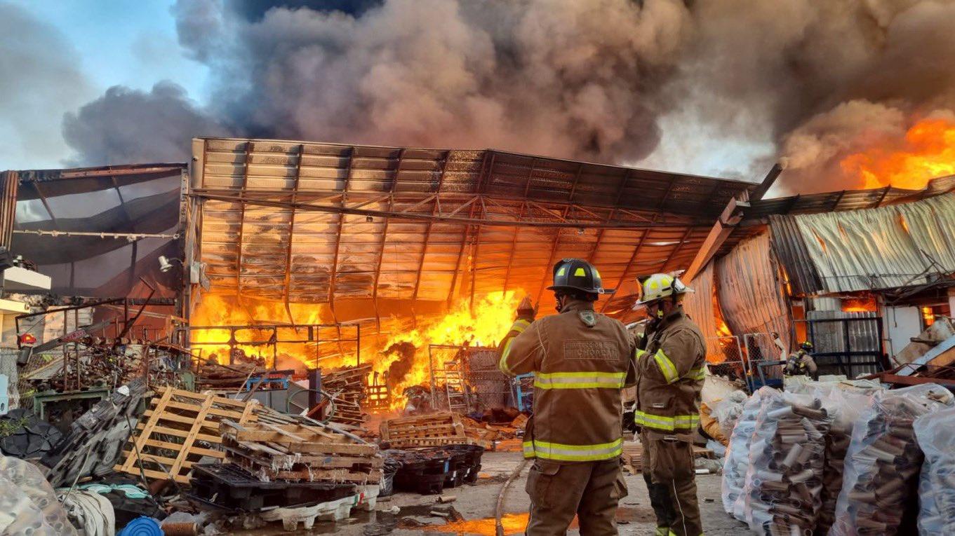 Consume incendio fábrica en Morelia