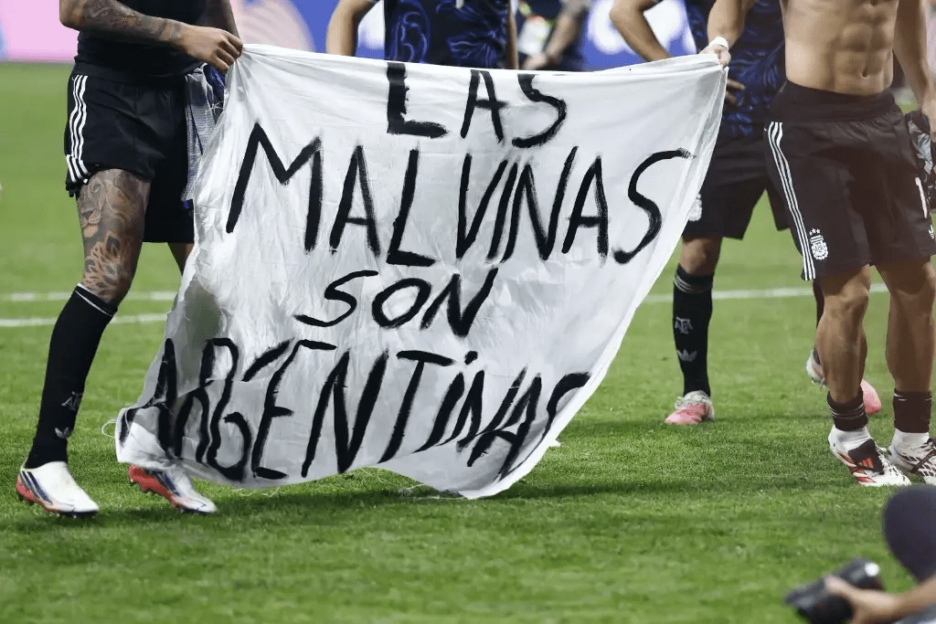 Exhibe selección de Argentina bandera política durante el Mundial; ¿Qué dice la FIFA?