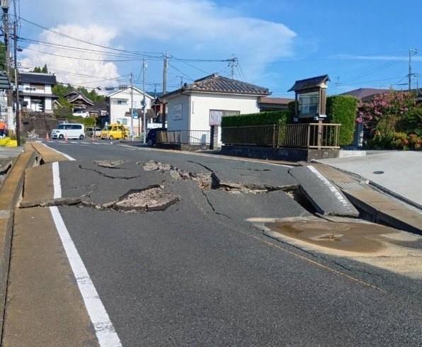 Deja terremoto en Japón daños estructurales, al menos 50 heridos y activa operativo de emergencia