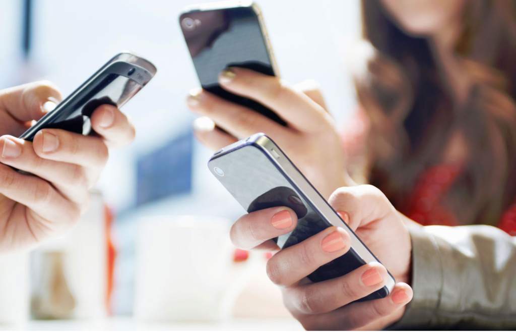 Prohíbe Francia redes sociales a menores de 15 años