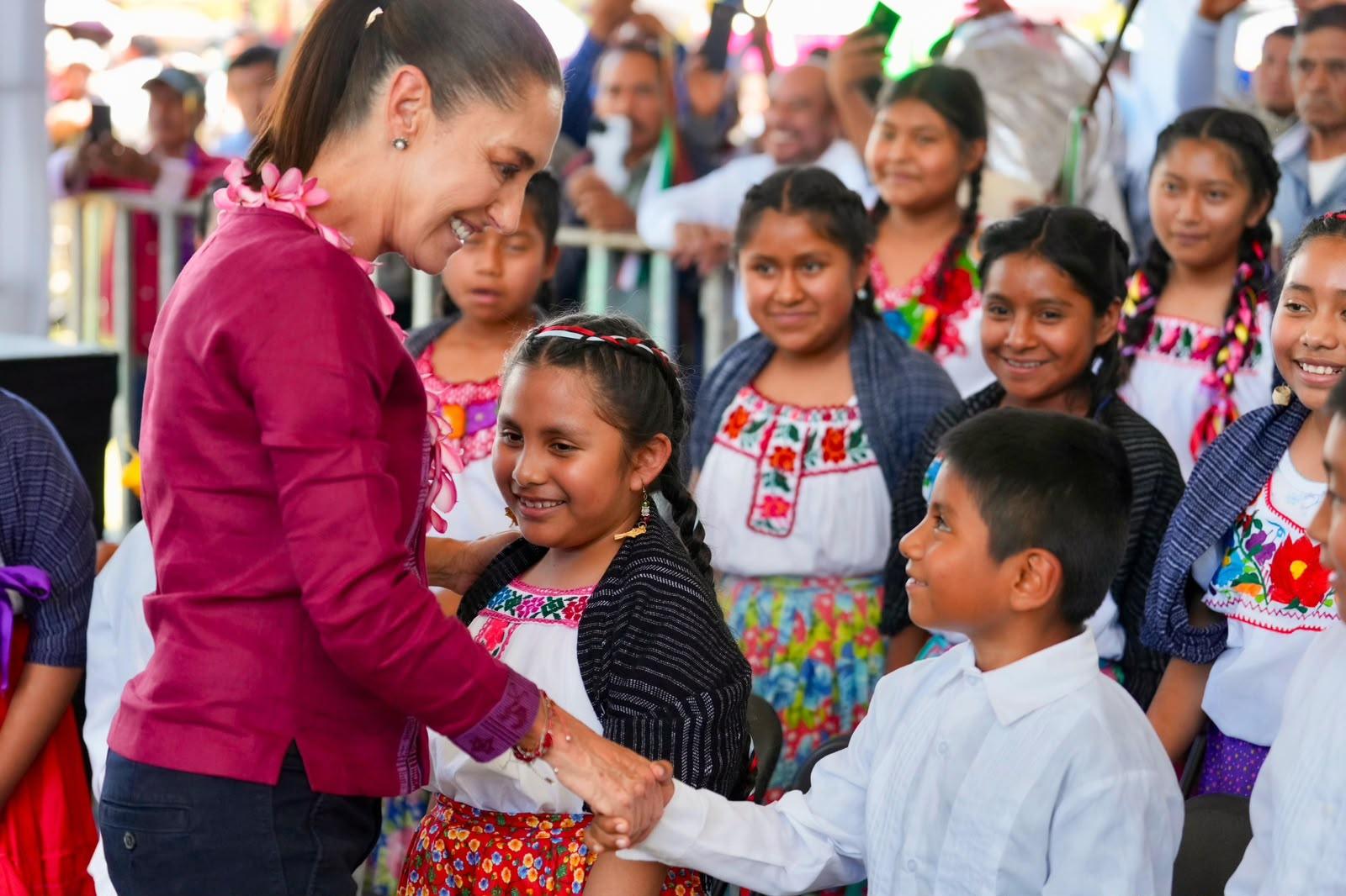 Claudia Sheinbaum concluye gira por Oaxaca con entrega de apoyos y arranque de obras