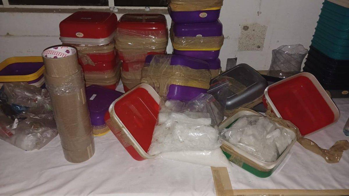 Detienen a dos mexicanos en laboratorio de metanfetamina en Sudáfrica
