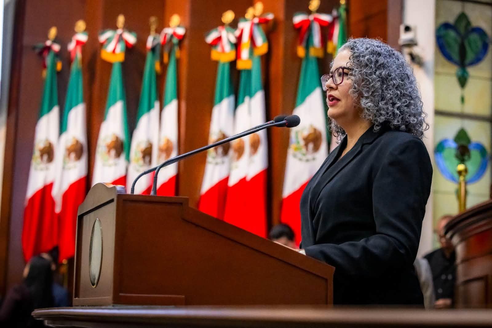 Marca Graciela Domínguez distancia de Rocha Moya en primer discurso