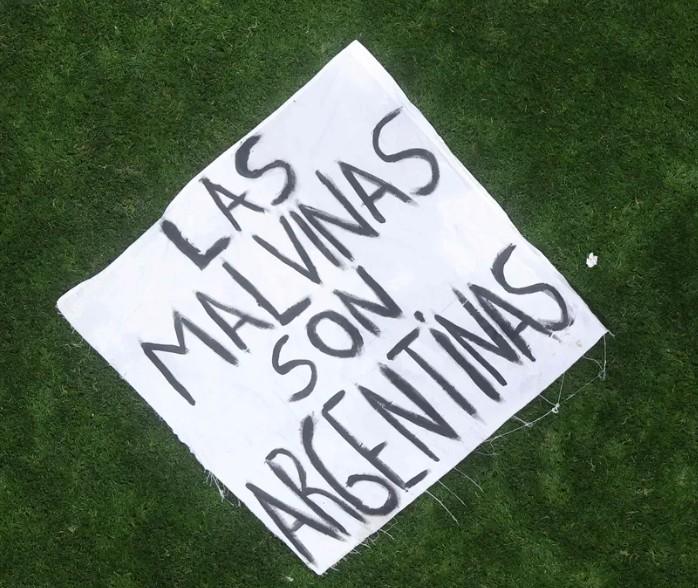 Multa FIFA a Argentina por exhibir bandera sobre las Malvinas