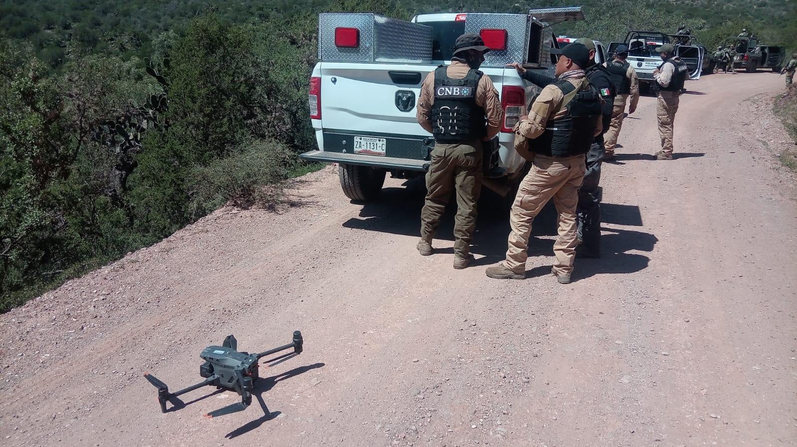 Combinan drones y binomios caninos en búsqueda forense