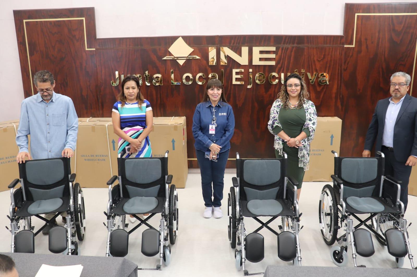 Entrega INE Zacatecas sillas de ruedas para atención incluyente