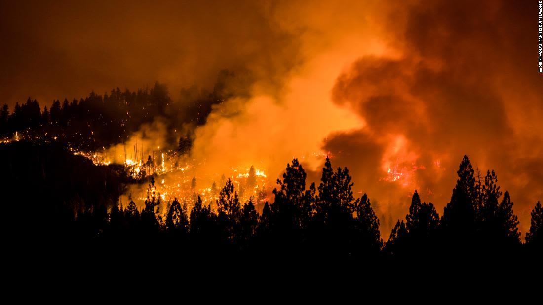 Evacúan a 65 mil personas por incendios en el noroeste de EU