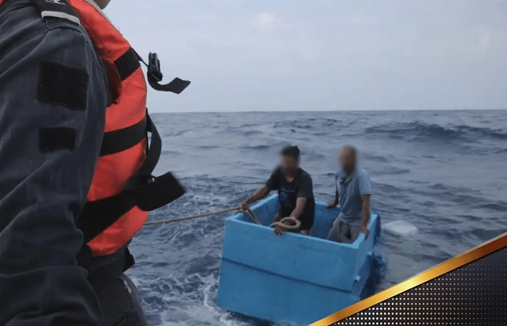 Rescata Semar a dos pescadores tras cinco días a la deriva en el Pacífico
