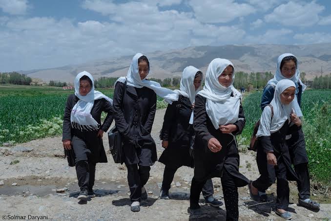 Dejan talibanes a 2.4 millones de niñas afganas sin educación secundaria