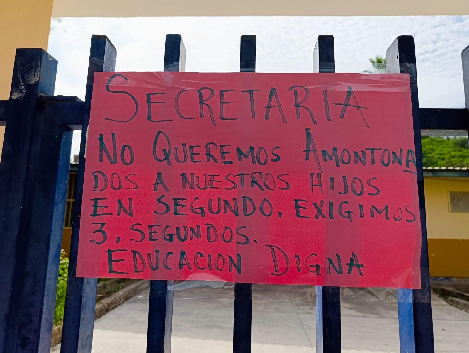 Sin respuesta de la Secretaría de Educación, padres mantienen tomada secundaria de Juchipila