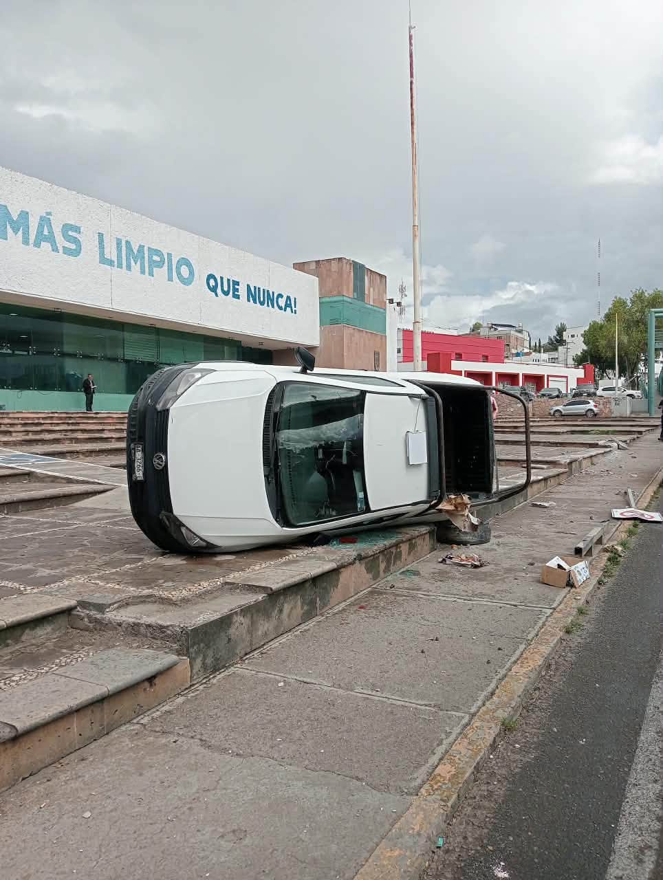 Atienden volcadura frente a la Presidencia Municipal